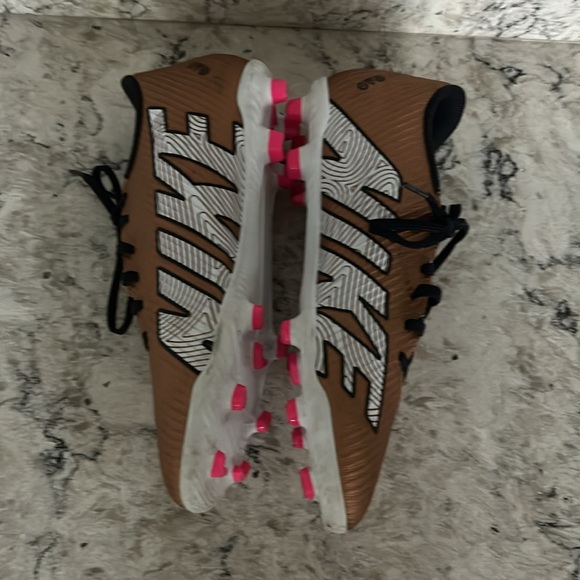 Size 6.5 Nike Soccer cleats - Picture 10 of 15